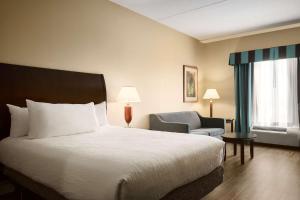 Postel nebo postele na pokoji v ubytování Hilton Garden Inn Toronto/Vaughan