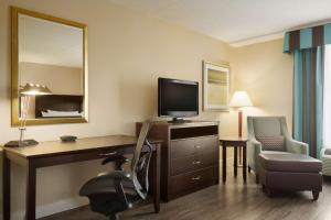 TV a/nebo společenská místnost v ubytování Hilton Garden Inn Toronto/Vaughan