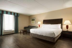 Postel nebo postele na pokoji v ubytování Hilton Garden Inn Toronto/Vaughan