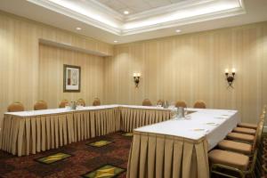 ein Konferenzraum mit Tischen und Stühlen in der Unterkunft Hilton Garden Inn Toronto/Vaughan in Vaughan