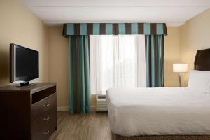 Postel nebo postele na pokoji v ubytování Hilton Garden Inn Toronto/Vaughan