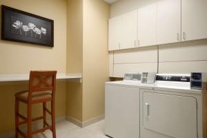 Kuchyň nebo kuchyňský kout v ubytování Hilton Garden Inn Toronto/Vaughan