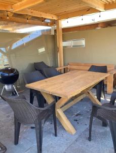 特科邵特拉的住宿－Glamping Risco Xodhe Cactus，屋顶下的木桌和椅子