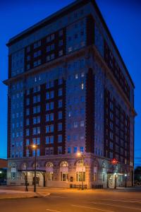 um grande edifício numa rua da cidade à noite em DoubleTree by Hilton Utica em Utica