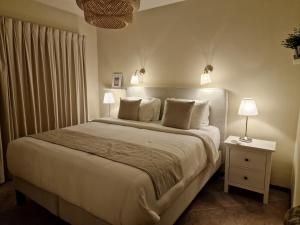 Postelja oz. postelje v sobi nastanitve Luxury appt for 6: mesmerizing Spanish water view