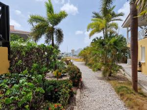 Vrt pred nastanitvijo Luxury appt for 6: mesmerizing Spanish water view