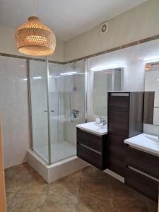 y baño con ducha y lavamanos. en Luxury appt for 6: mesmerizing Spanish water view, en Jan Thiel