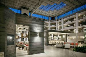 eine Darstellung der Lobby eines Hotels in der Unterkunft Hilton Suites Brentwood in Brentwood