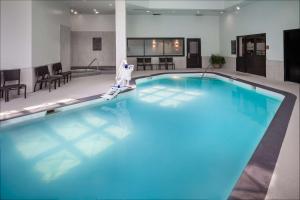 布倫特伍德的住宿－布倫特伍德希爾頓套房酒店，在酒店房间的一个大型游泳池