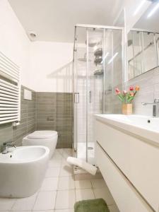 y baño con lavabo, aseo y ducha. en H.Verde Sorrento Apartment, en Sant'Agnello