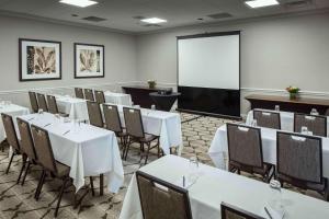 Konferenční prostory v ubytování Hilton Suites Brentwood + 37 fotografií