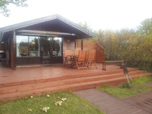 Cabaña con terraza con mesa y sillas en Vetursetur, en Laxamýri