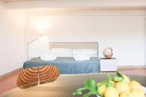 1 Schlafzimmer mit einem Bett und einer Badewanne mit einer Badewanne in der Unterkunft H.Verde Sorrento Apartment in Sant'Agnello
