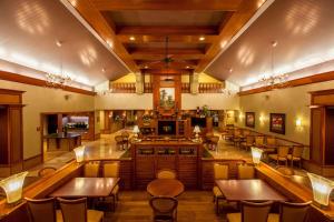 restauracja ze stołami i krzesłami oraz kuchnia w obiekcie Homewood Suites by Hilton Philadelphia-Valley Forge w mieście Audubon