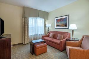 een woonkamer met een bank en een stoel bij Homewood Suites by Hilton Philadelphia-Valley Forge in Audubon