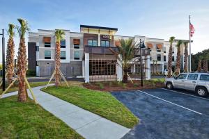 a car parked in a parking lot in front of a building at Home2 Suites By Hilton Jekyll Island in Jekyll Island