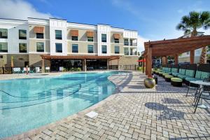 ジキル島にあるHome2 Suites By Hilton Jekyll Islandの建物前のスイミングプール