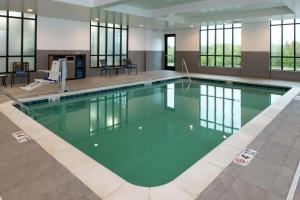 una piscina de agua verde en un edificio en Hilton Garden Inn Gallatin en Gallatin