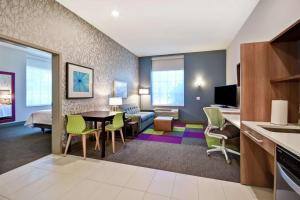 Televisyen dan/atau pusat hiburan di Home2 Suites By Hilton Jekyll Island
