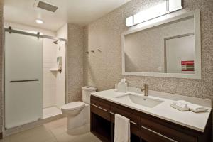 Bilik mandi di Home2 Suites By Hilton Jekyll Island
