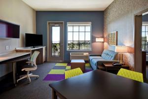 Televisyen dan/atau pusat hiburan di Home2 Suites By Hilton Jekyll Island