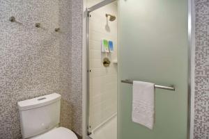Bilik mandi di Home2 Suites By Hilton Jekyll Island