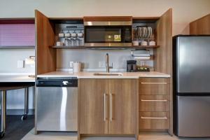 Dapur atau dapur kecil di Home2 Suites By Hilton Jekyll Island