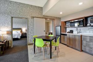 Dapur atau dapur kecil di Home2 Suites By Hilton Jekyll Island