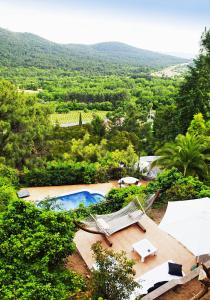 an overhead view of a pool with a hammock and chairs at El Rincón del Tiétar in Santa Maria del Tietar