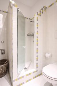 y baño con ducha y aseo. en Andreas Hofer Residence, en Bolzano