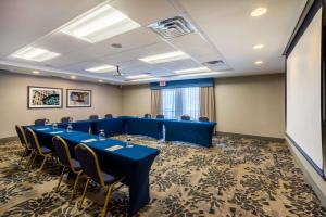 uma sala de conferências com mesas e cadeiras azuis em Hampton Inn Plymouth Meeting em Plymouth Meeting