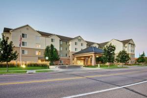 ein Abbild eines Gebäudes auf einer Straße in der Unterkunft Homewood Suites by Hilton Fort Collins in Fort Collins