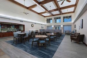 um restaurante com mesas e cadeiras num quarto em Homewood Suites by Hilton Fort Collins em Fort Collins