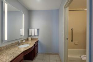 Koupelna v ubytování Homewood Suites by Hilton Fort Collins