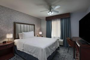 Postel nebo postele na pokoji v ubytování Homewood Suites by Hilton Fort Collins