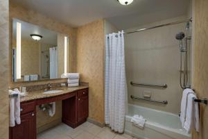 Koupelna v ubytování Homewood Suites by Hilton Fort Collins
