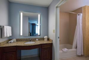 Koupelna v ubytování Homewood Suites by Hilton Fort Collins