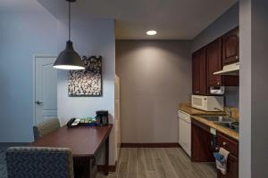 Kuchyň nebo kuchyňský kout v ubytování Homewood Suites by Hilton Fort Collins