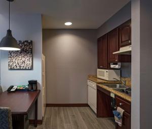 Kuchyň nebo kuchyňský kout v ubytování Homewood Suites by Hilton Fort Collins