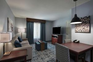 TV a/nebo společenská místnost v ubytování Homewood Suites by Hilton Fort Collins
