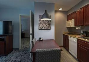 Kuchyň nebo kuchyňský kout v ubytování Homewood Suites by Hilton Fort Collins