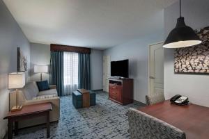 TV a/nebo společenská místnost v ubytování Homewood Suites by Hilton Fort Collins