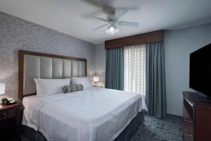 Postel nebo postele na pokoji v ubytování Homewood Suites by Hilton Fort Collins