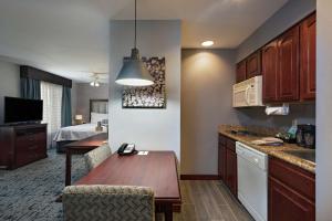 Kuchyň nebo kuchyňský kout v ubytování Homewood Suites by Hilton Fort Collins
