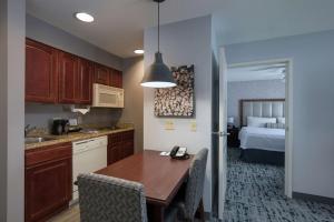 Kuchyň nebo kuchyňský kout v ubytování Homewood Suites by Hilton Fort Collins
