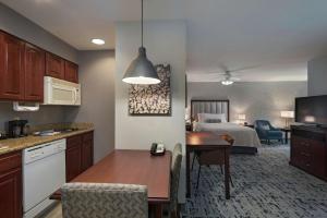Kuchyň nebo kuchyňský kout v ubytování Homewood Suites by Hilton Fort Collins