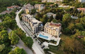 Una vista aérea de un edificio con piscina. en Apartment Perla - АТЕА Complex, en Kavarna