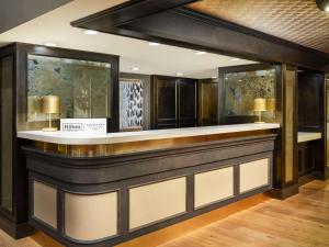 レイクランドにあるThe Terrace Hotel Lakeland, Tapestry Collection by Hiltonのカウンター付きのホテルルーム内のバー +50枚の写真