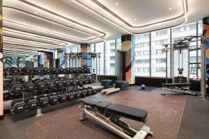 un gimnasio con muchas cintas de correr y máquinas en Canopy By Hilton Toronto Yorkville, en Toronto