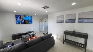 - un salon avec un canapé et une télévision murale dans l'établissement Modern Waterview House, à Hudson